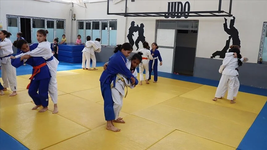 Şanlıurfalı 3 kız kardeş, judoda aynı minderde ter döküyor