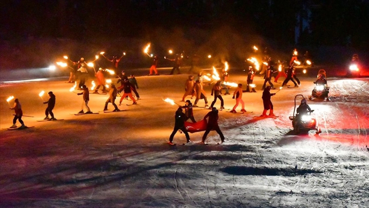 Sarıkamış Kayak Merkezi meşaleli kayak g&ouml;sterisiyle sezonu a&ccedil;tı