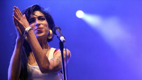 Şarkıcı Amy Winehouse'un eşyaları bağımlılık sorunları olan gençler için müzayedeye çıktı