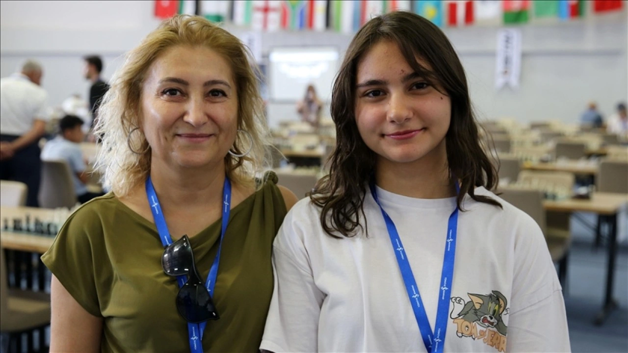 Satranç tutkunu anne ve kızı aynı turnuvada ter döküyor