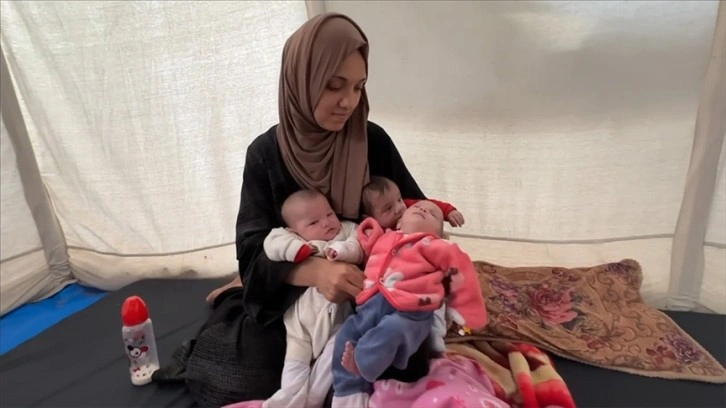 Savaş mağduru Gazzeli anne üçüz bebekleriyle küçük bir çadırda hayat mücadelesi veriyor