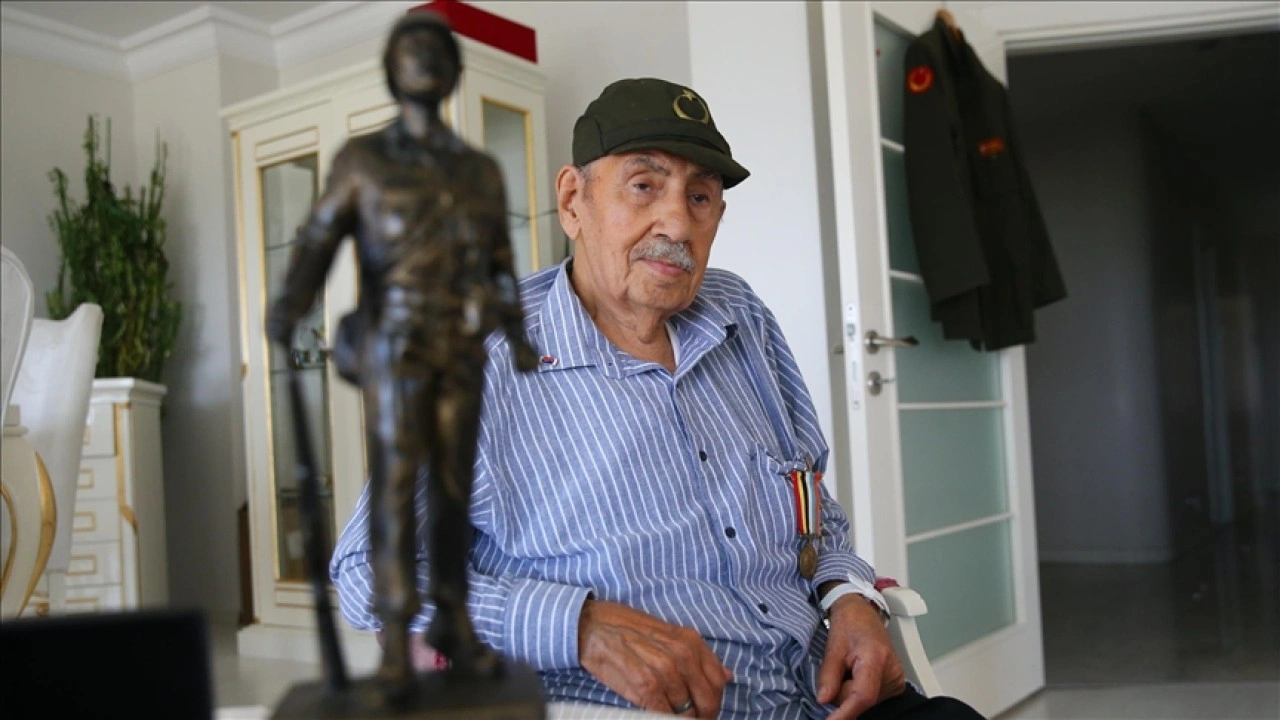Savaşa gönüllü giden 95 yaşındaki Kore gazisi madalyasını onurla taşıyor