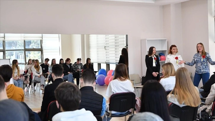 Savaştan kaçan Ukraynalı öğrencilere, gönüllü Ukraynalı öğretmenler ders veriyor