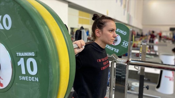 Şaziye Erdoğan, halterde kazandığı şampiyonluklarla anne adayı sporculara örnek oldu