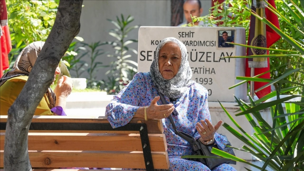 Şehit aileleri arife günü yakınlarının mezarını ziyaret etti