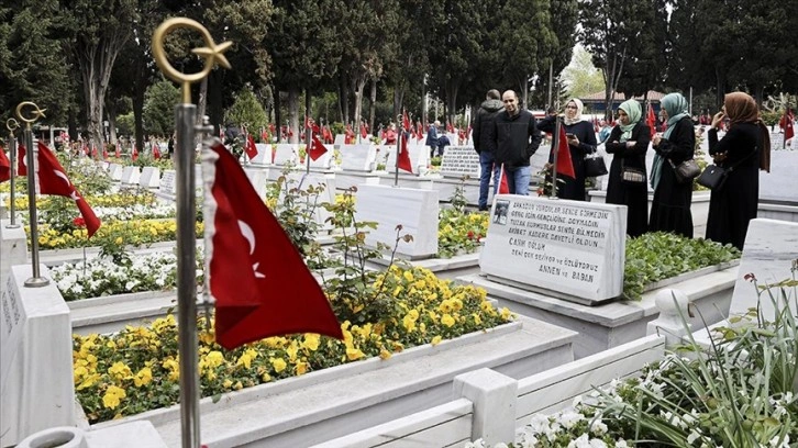 Şehit aileleri bayramın ilk gününde Edirnekapı Şehitliği'ni ziyaret etti