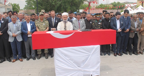 Şehit Astsubay Adem Tunç, gözyaşları arasında toprağa verildi