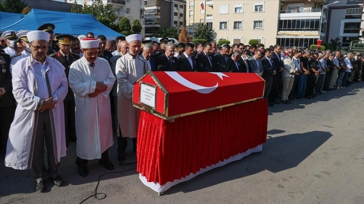 Şehit Astsubay Batuhan Şimşek, İzmir'de son yolculuğuna uğurlandı