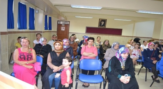 Şehit Hamdibey İlkokulu'nda karneler annelere verildi