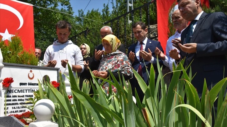 Şehit öğretmen Necmettin Yılmaz kabri başında anıldı