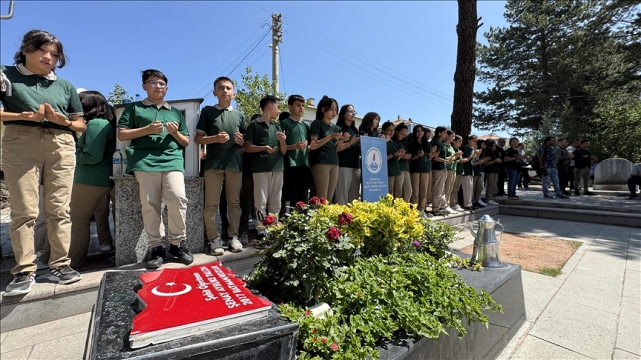 Şehit öğretmen Şenay Aybüke Yalçın, vefatının 8. yılında Çorum'daki kabri başında anıldı