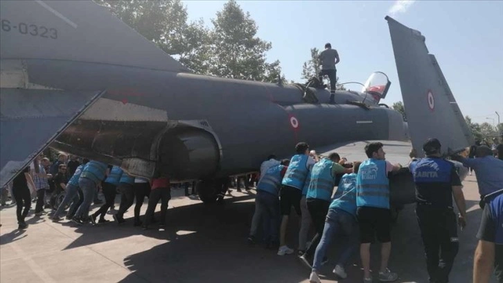 Şehit pilotun anısına ilçeye getirilen savaş uçağı itilerek konulacağı alana götürüldü