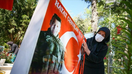 Şehit yakınları bayramın ilk günü evlatlarının kabrine koştu