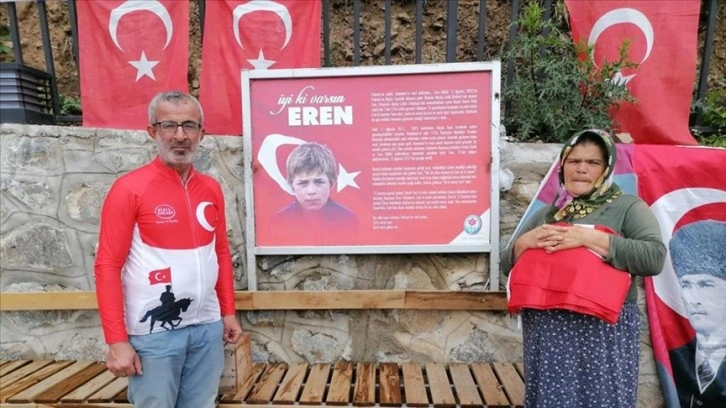 Şehitler anısına bisiklet yolculuğu yapan Kotluk, Eren Bülbül'ün annesine Türk bayrağı hediye e