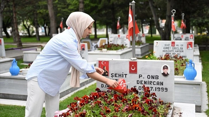 Şehitlere vefa için mezarlarını ziyaret ediyor