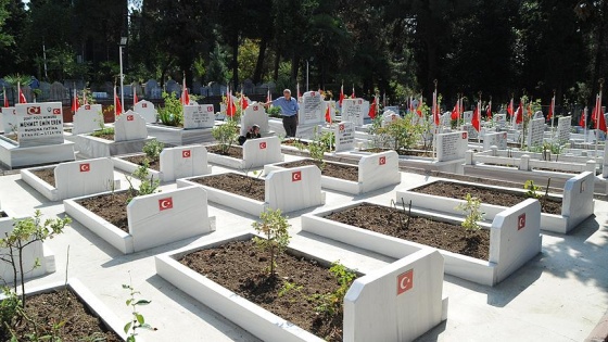 Şehitliklere standart getirildi