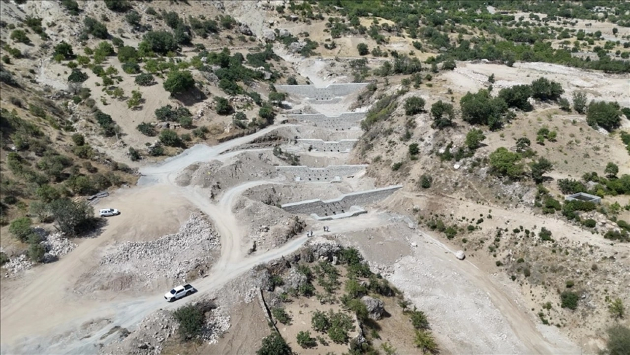 Sel felaketi yaşayan Adıyaman'ın Tut ilçesinde dere yatakları düzenleniyor