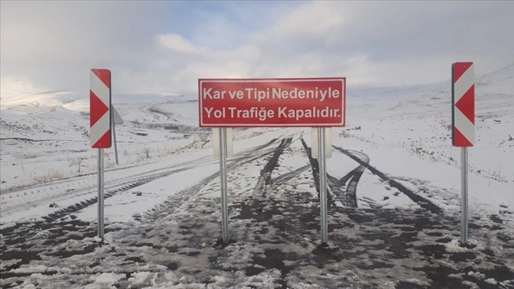 Selim-Göle kara yolu kar ve tipi nedeniyle ulaşıma kapatıldı