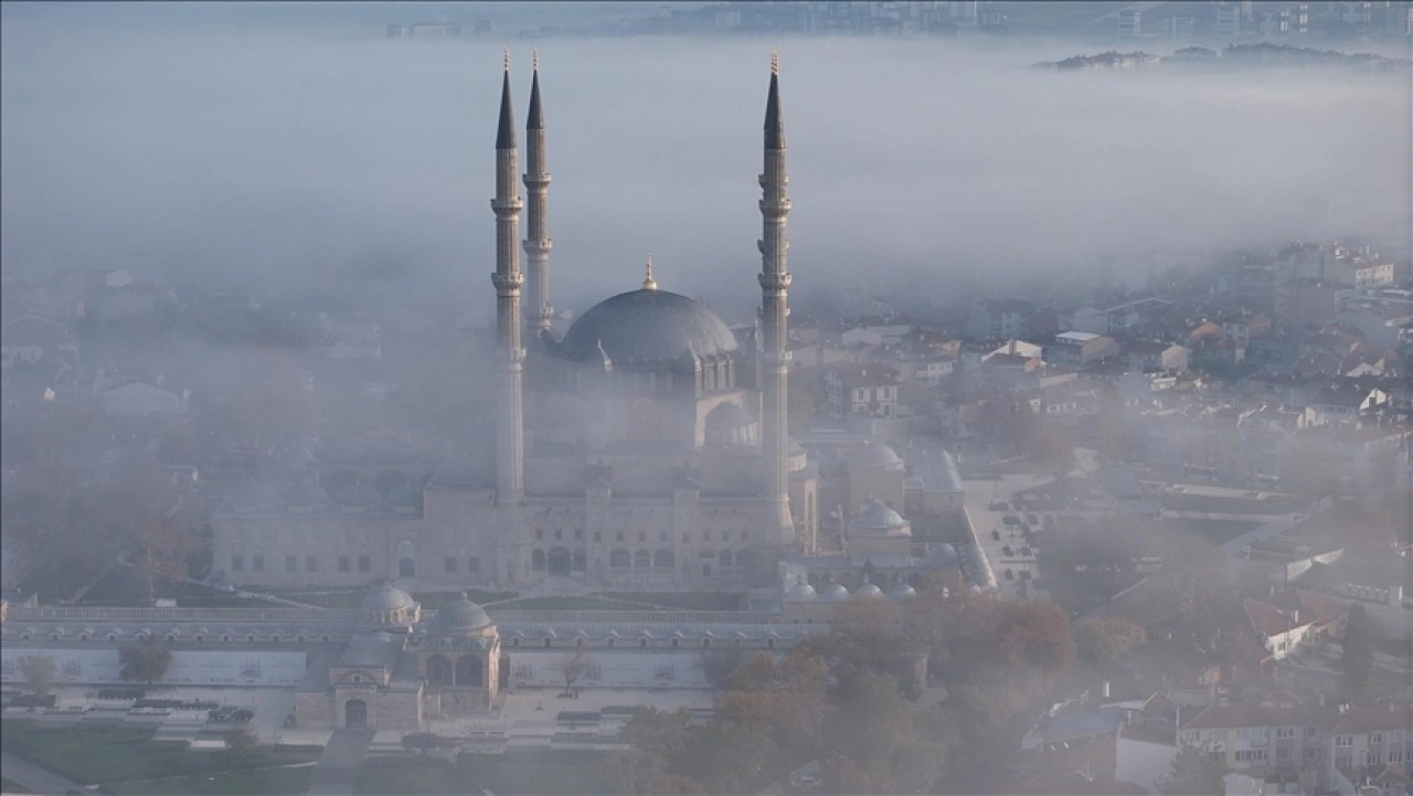 Selimiye Camisi sis içindeyken havadan görüntülendi