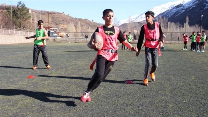 Şemdinli'ye atanan öğretmen ragbi takımıyla öğrencilerin hayatına renk kattı