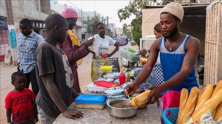 Senegal'de öğrenci ve yalnızların Ramazan'da uğrak yeri: Sokak lokantaları