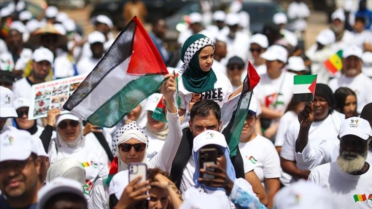 Senegal'de yüzlerce kişi Filistin'e destek için yürüdü