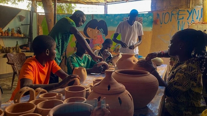 Senegalli çömlek ustası, kimsesiz ve engelli çocuklara kucak açıyor