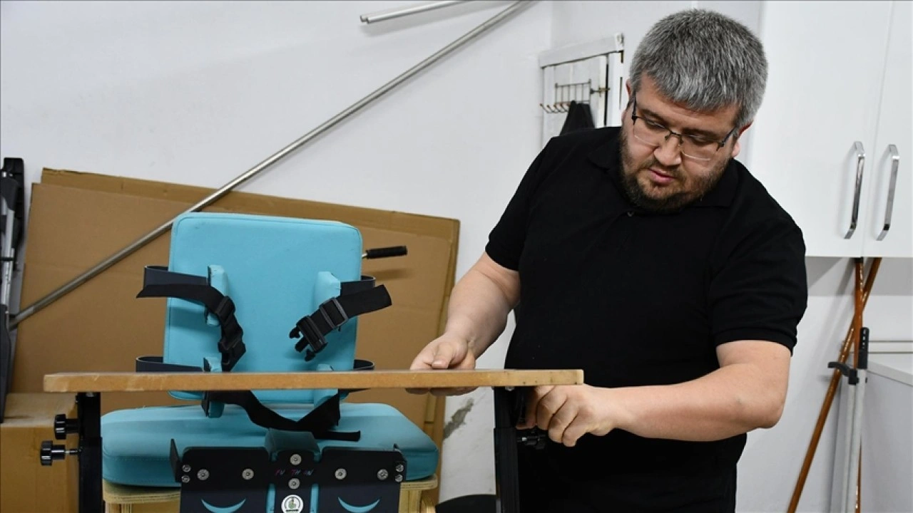 Serebral palsili oğlu için ürettiği ekipmanlar diğer hastalara da umut oldu