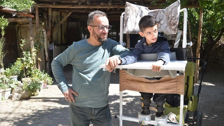 Serebral palsili oğlunu gezdirebilmek için