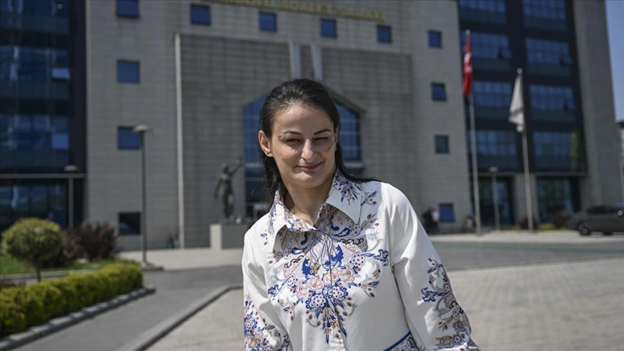 Serebral palsiyle mücadele eden adliye memuru engelini yazdığı şiirlerle aşıyor