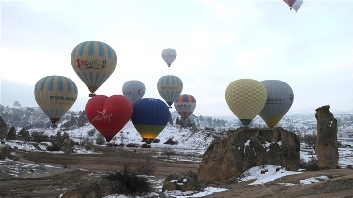 Sevgililer Günü'nde çiftler balon manzaralı Kapadokya'ya akın etti