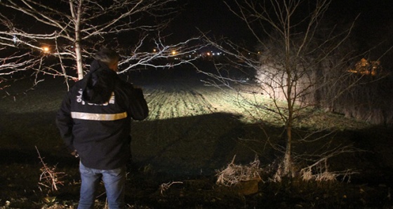 Sevgilisini kıskançlık nedeniyle tarlada bıçaklayıp kaçtı