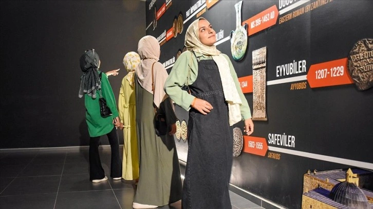 'Seyahatsever' gençler Van'ın güzelliklerinin ve serin havanın tadını çıkarıyor
