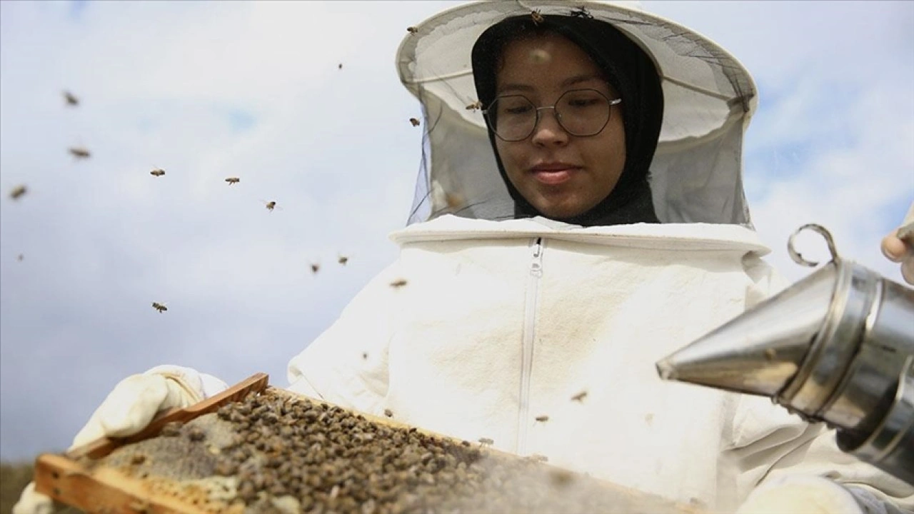 Seydikemerli gen&ccedil; baba mesleği arıcılığı s&uuml;rd&uuml;rmek i&ccedil;in &ccedil;alışıyor