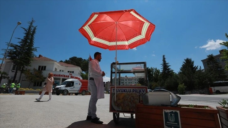 Seyyar pilavcı Faruk'un mahalleye girişi kornasından anlaşılıyor