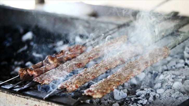 Seyyar tezgahlardaki tescilli lezzet: Adana kebabı