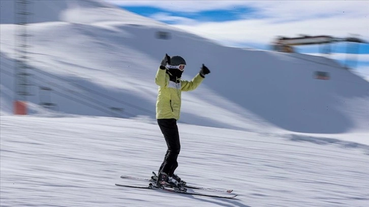 Sezona başlayan Palandöken, ilk günden kayakseverlerle doldu