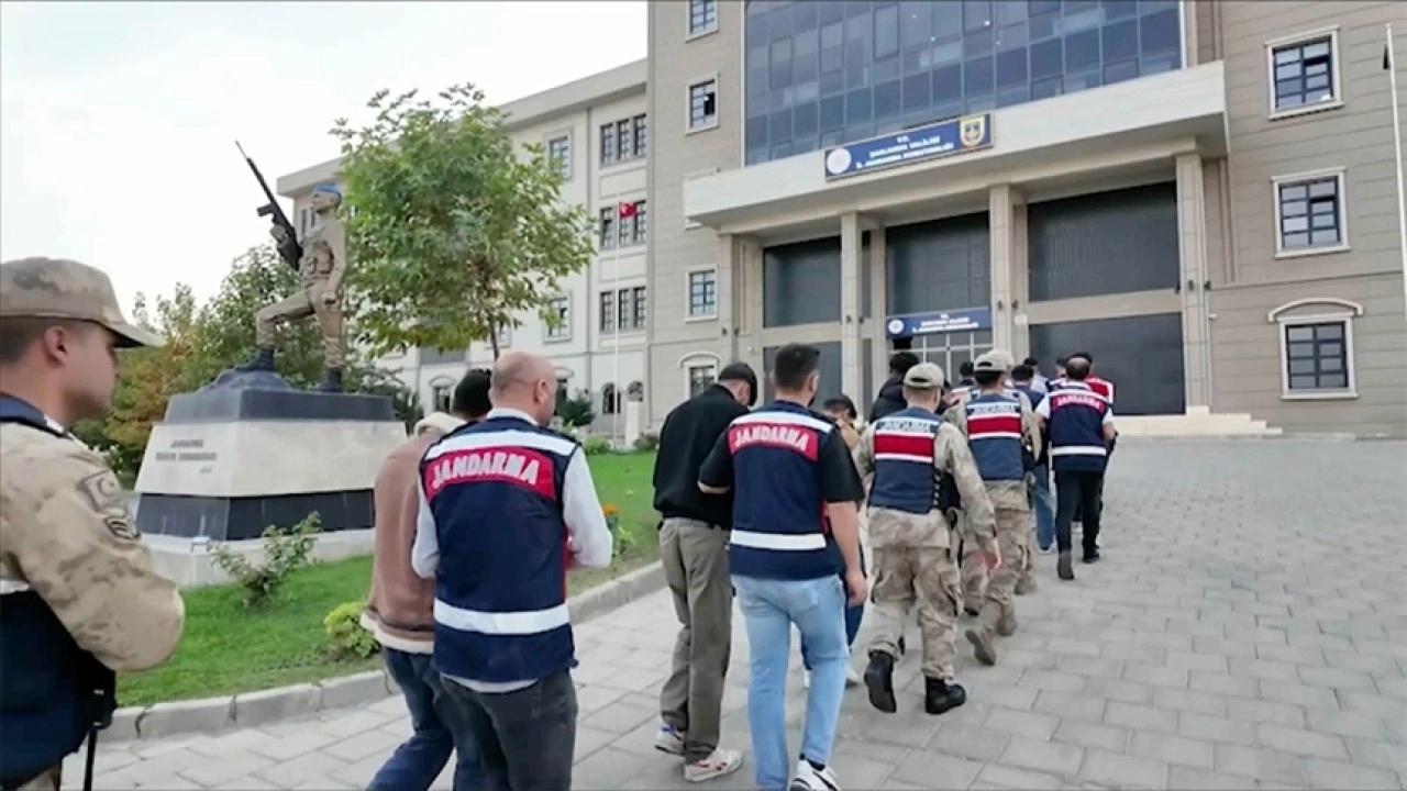 'Siber dolandırıcılık' operasyonlarında gözaltına alınanlardan 54'ü tutuklandı