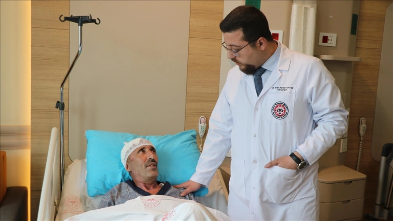 Şiddetli baş ağrısının beyin kanamasından olduğu anlaşıldı, ameliyatla sağlığına kavuştu