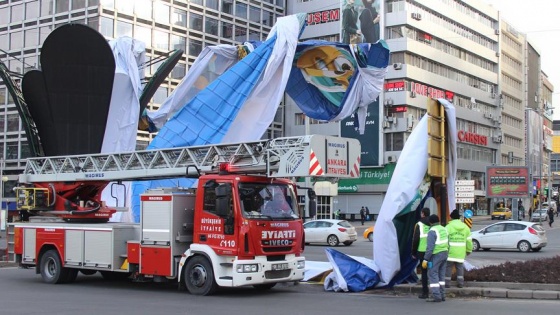 Şiddetli rüzgar binaya asılı reklam ponosunu uçurdu