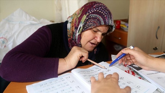 Şifa buldukları merkezde okuma yazma da öğreniyorlar