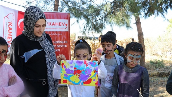 Şifa dağıtan kadın doktorlar, kırsaldaki çocukları da sanatla buluşturuyor