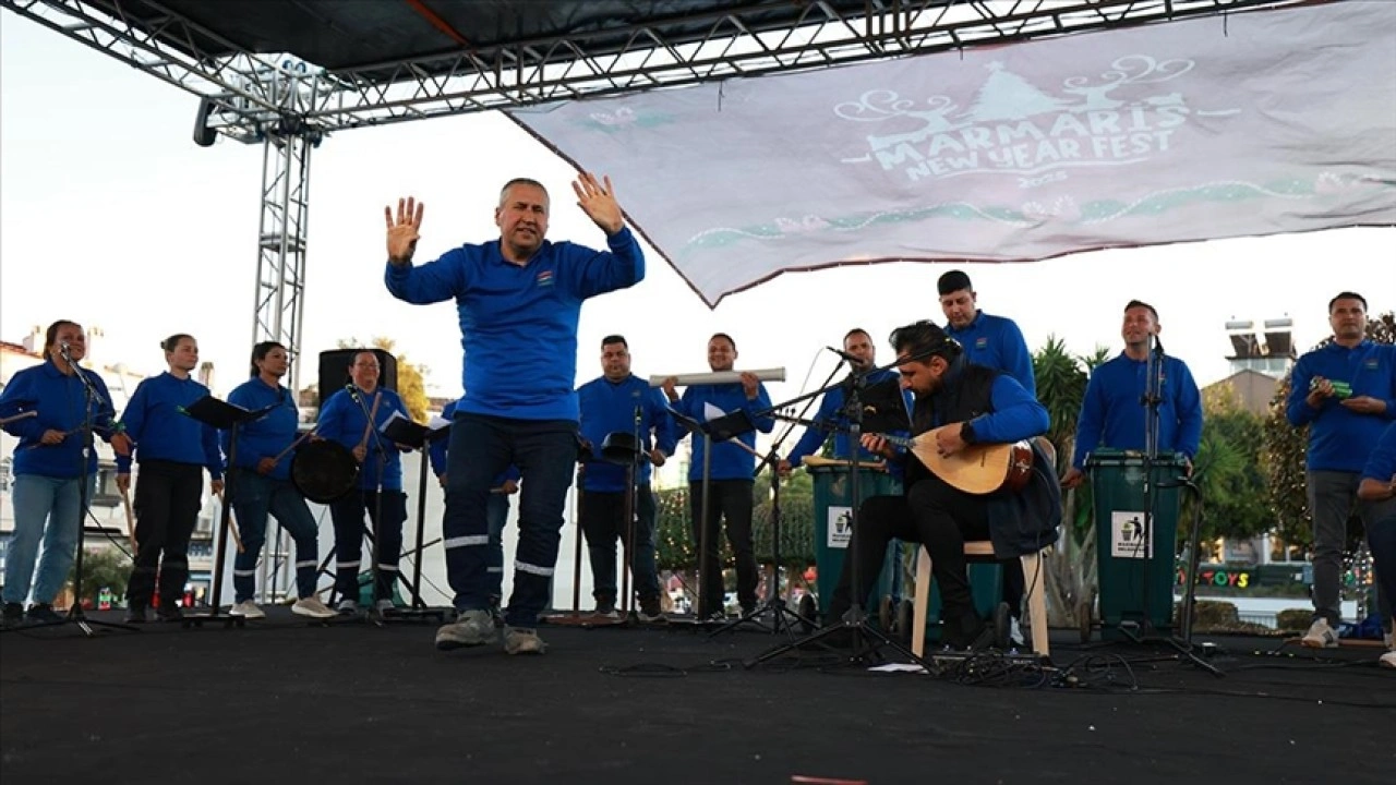 Sıfır atığa dikkati &ccedil;ekmek i&ccedil;in &ccedil;&ouml;pten topladıkları atıklardan enstr&uuml;man yapıp konser verdiler