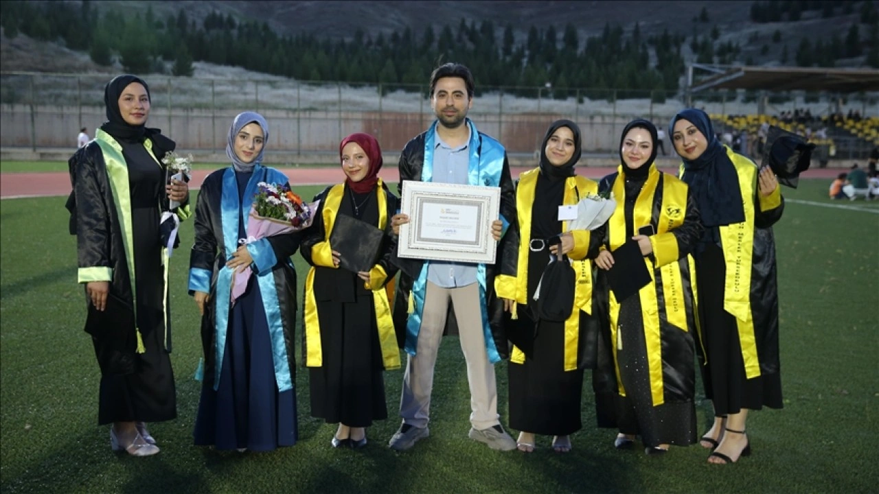 Siirtli öğretmen, öğrencileriyle birlikte okuduğu üniversiteden mezun oldu