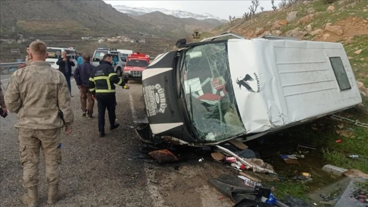 Siirt'te devrilen okul servisindeki 1 öğrenci öldü, 5'i öğrenci 6 kişi yaralandı