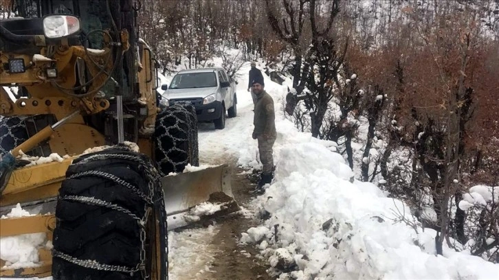 Siirt'te kar nedeniyle mahsur kalan vatandaşlar ekiplerce kurtarıldı