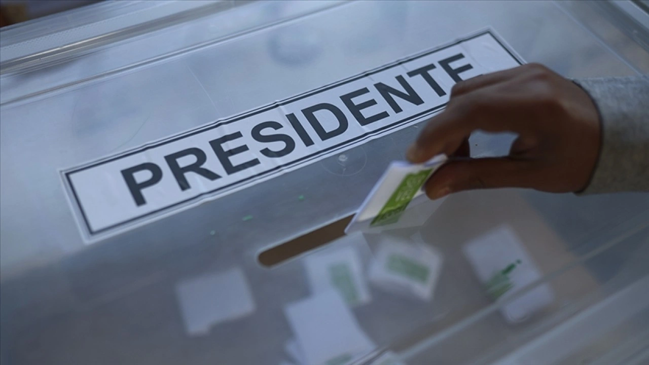 Åžili'de halk, devlet baÅŸkanı seçiminin ikinci turu için sandık başında