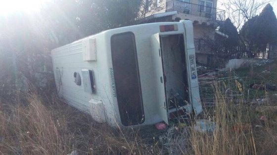 Silivri'de öğrenci servisi devrildi: 14 yaralı