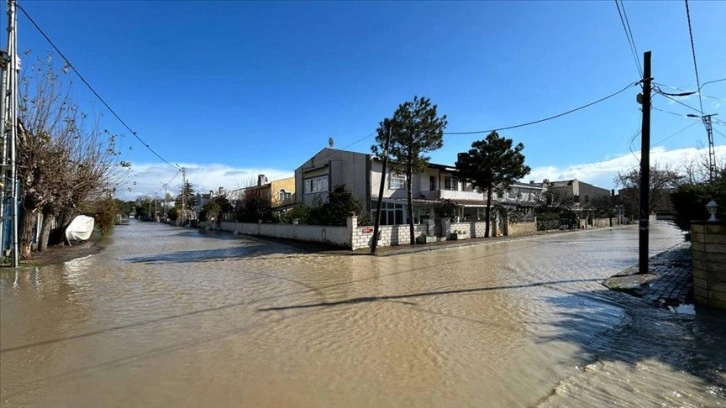 Silivri'de taşan dere sebebiyle sokakları ve bahçeleri su bastı
