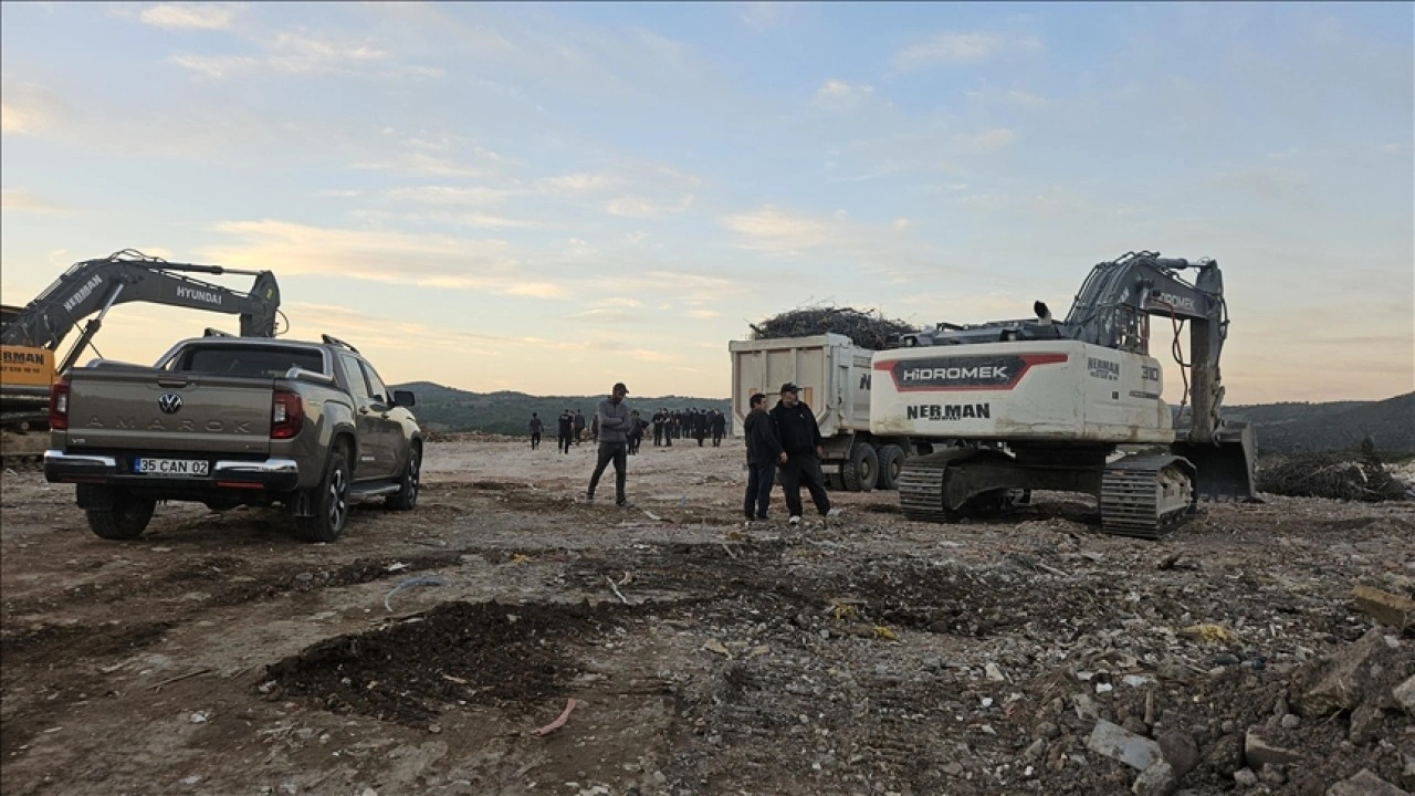 Sındırgı’da deprem sonrası yıkım ve enkaz kaldırma çalışmaları sürüyor